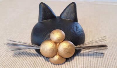 Kattefigur med værhår, sort og gull, 10 cm dia, håndlagd av Lillesand Design