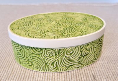 Smykkeskrin grønt, ovalt m ed mønster, 10x4cm, håndlagd av Lillesand Design AS
