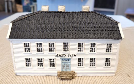 Lillesand rådhus i miniatyr, 15 cm lanagt, 9 cm høyt, håndlagd av Lillesand Design AS