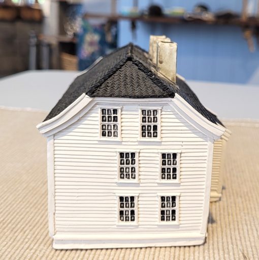 Lillesand rådhus i miniatyr, 15 cm lanagt, 9 cm høyt, håndlagd av Lillesand Design AS