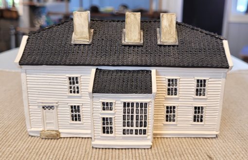 Lillesand rådhus i miniatyr, 15 cm lanagt, 9 cm høyt, håndlagd av Lillesand Design AS