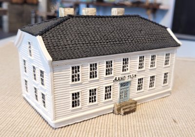 Lillesand rådhus i miniatyr, 15 cm lanagt, 9 cm høyt, håndlagd av Lillesand Design AS