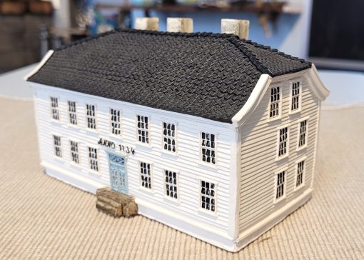 Lillesand rådhus i miniatyr, 15 cm lanagt, 9 cm høyt, håndlagd av Lillesand Design AS